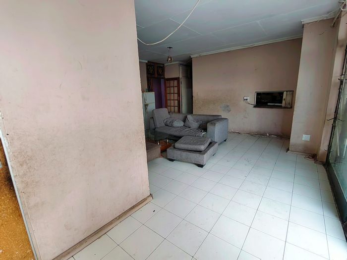 6-Bedroom Apartment in Sunnyside For Sale - Ideal for Investment with Rental Potential.
