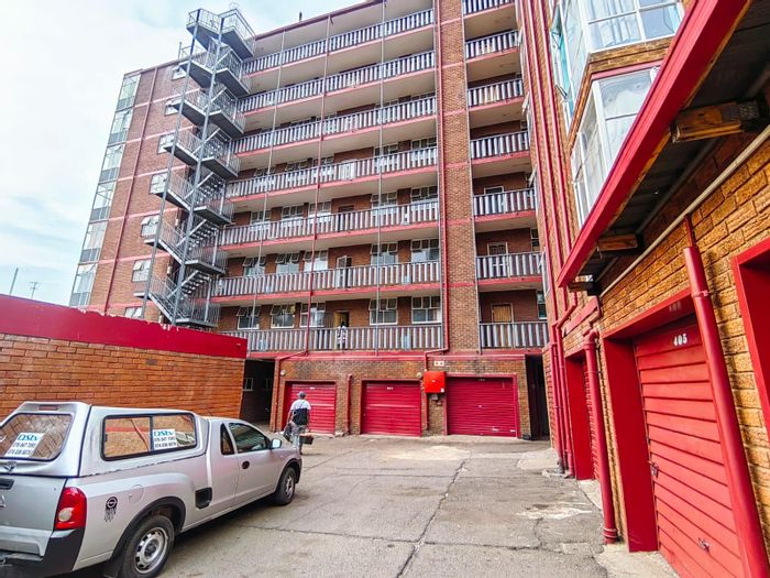 6-Bedroom Apartment in Sunnyside For Sale - Ideal for Investment with Rental Potential.