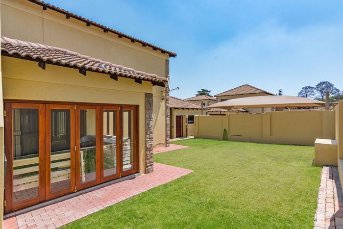 Ferndale Townhouse To Rent: 4 beds, garden, patio, 2 garages, 8-unit complex.