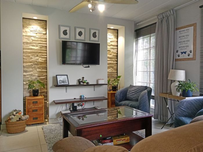 Eden Glen Townhouse For Sale: 2 beds, private garden, pool, tennis court.