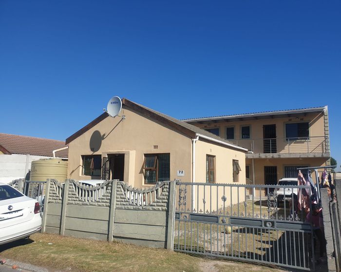 House for Sale in Heather Park: 6 bedrooms, rental income potential, JoJo tank.
