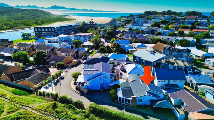 For Sale: Hartenbos Central House with 3 bedrooms, braai area, and carport.