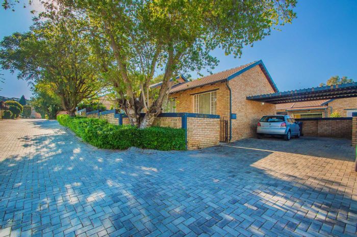 Wilgeheuwel Townhouse For Sale: 2 beds, pet-friendly, garden, double carport.