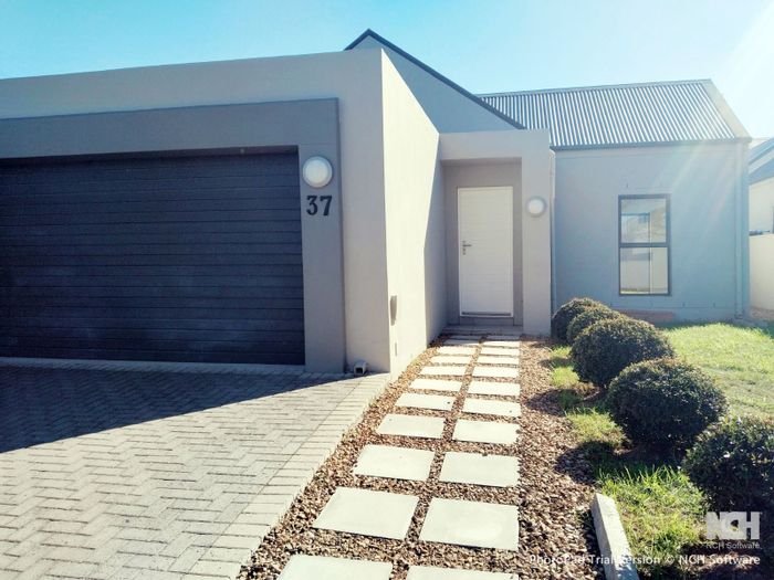 House for Sale in Aan De Wijnlanden: 3 beds, gym, pool, secure estate.