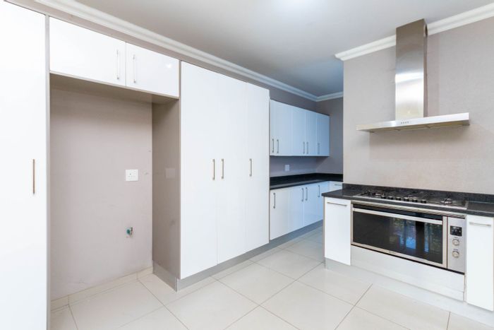 Fourways House For Sale: 4 beds, gas fireplace, covered patio, 24-hour security.
