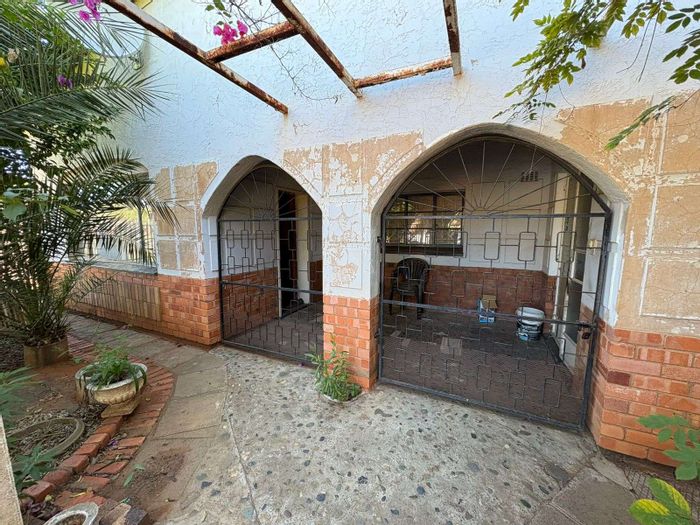For Sale: House in Square Hill Park with 3 bedrooms, double garage, and security features.