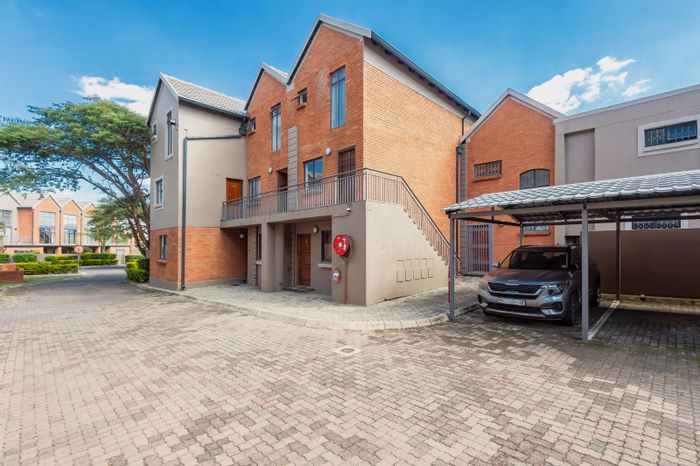 Darrenwood Apartment For Sale: Loft bedroom, balcony, pool access, near Cresta Centre.