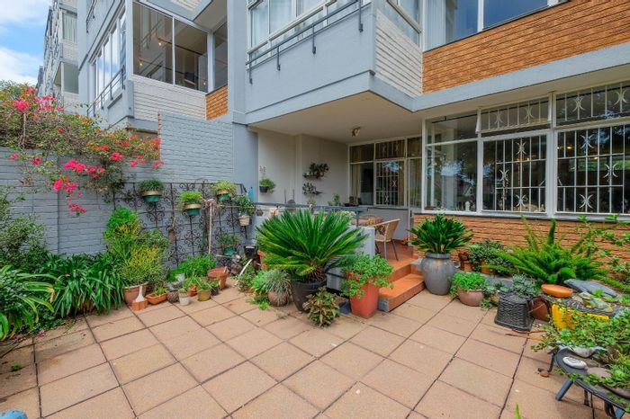 Benmore Gardens Apartment To Rent: 1 bed, pool, secure parking, close to amenities.