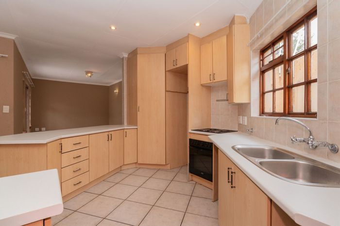Edendale Townhouse For Sale: 3 beds, private garden, secure parking, near schools.