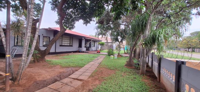 Oos Einde House For Sale: 4 Bedrooms, Pool, Flatlet, Borehole Water Supply.