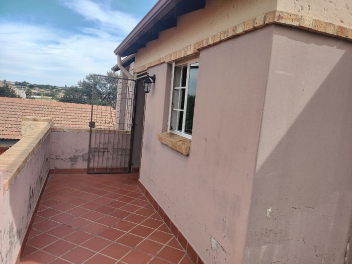 Noordwyk Townhouse For Sale: 3 Bedrooms, balcony, garage, 24-hour security, amenities nearby.