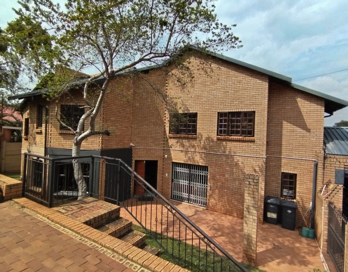 Zwartkop House For Sale: Versatile 5-bedroom home with lapa, parking, and security.