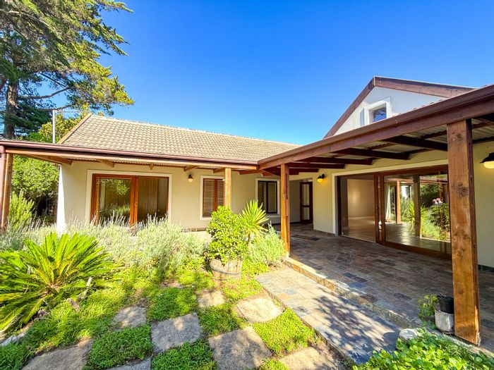 Brenton On Lake House For Sale: 3 beds, wrap-around patio, double garage, inverter.