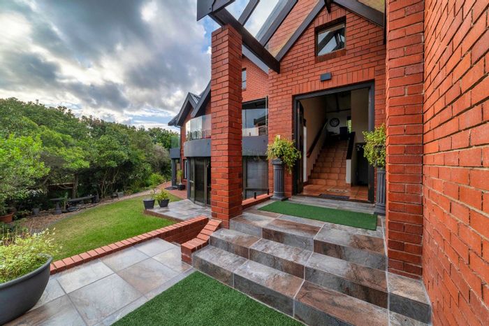 House For Sale in Herolds Bay: 4 bedrooms, sea views, guest apartment, secure estate.