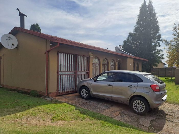 2 Bed, 1 Bath House in Leachville with Garage and Spacious Yard - For Sale