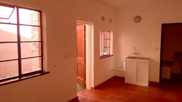 To Rent: Open plan bachelor house in Melville with garage, water, and WiFi included.