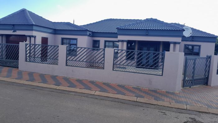 Atteridgeville House For Sale: 3 Bedrooms, 4 Bathrooms, near shopping and transport.