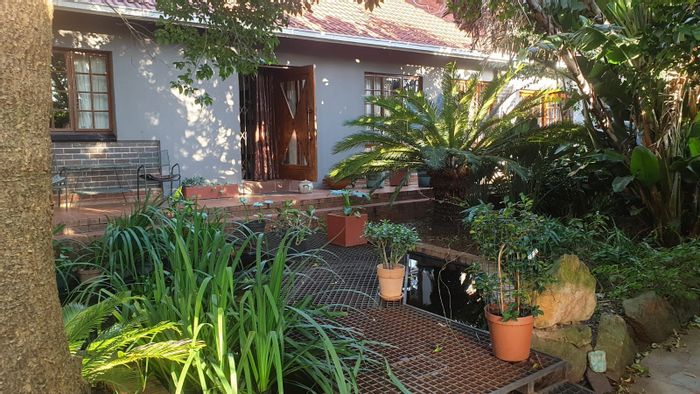 Robindale House To Rent: 3 bedrooms, jacuzzi, garden, shared utilities.