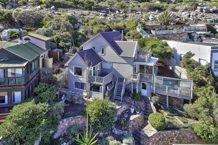 For Sale: House in Glencairn with pool, flat, garage, and parking options.