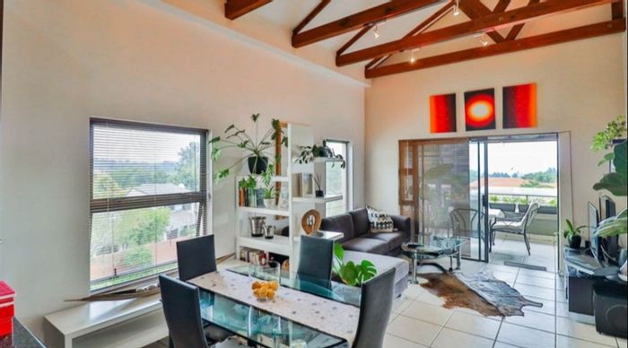 Bryanston House For Sale: 2 Beds, communal pool, gym, and clubhouse amenities.