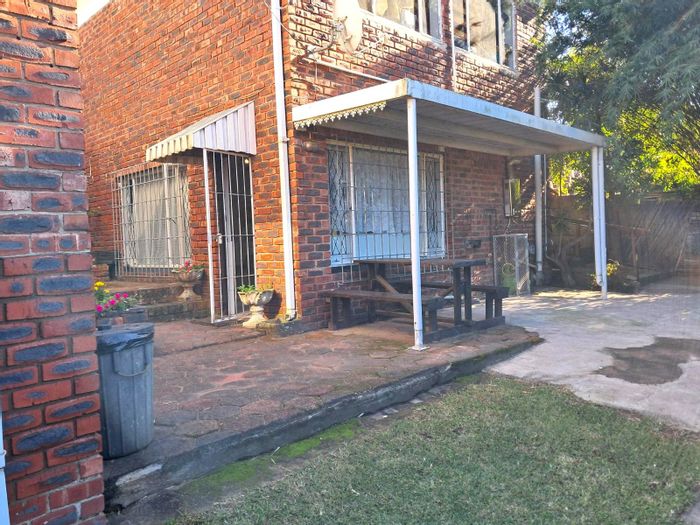 Escombe Apartment To Rent: Furnished, pet-friendly, with garden, parking, and utilities included.