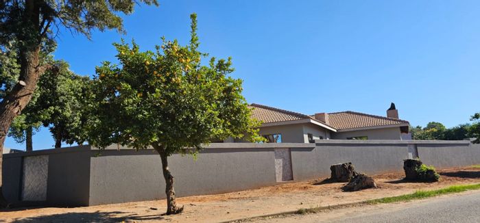 For Sale: House in Verwoerdpark with pool, garden, and staff accommodation.