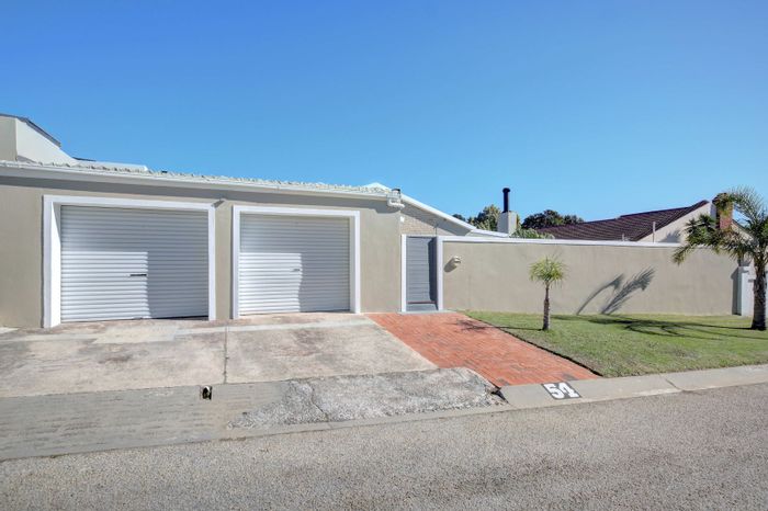 Broadwood House For Sale: 3 beds, pool, flatlet, home office, solar power.