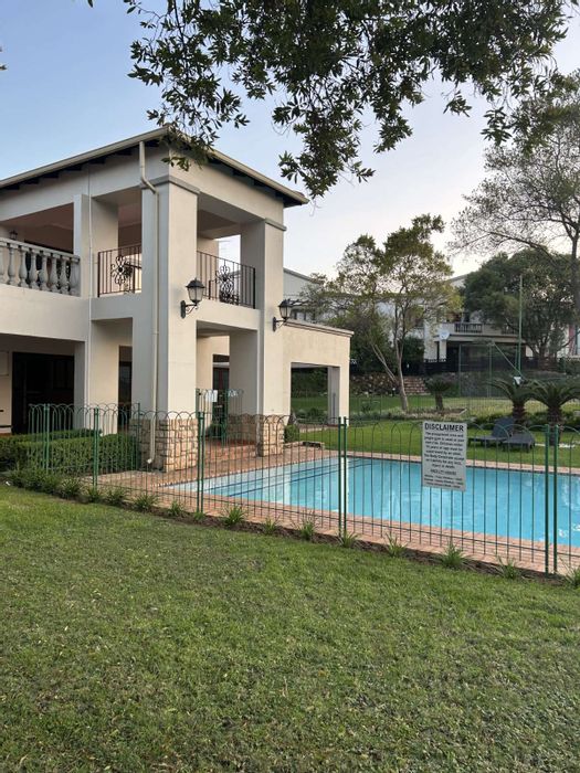 Paulshof Apartment To Rent: 2 beds, pool, gym, clubhouse, low-maintenance garden.
