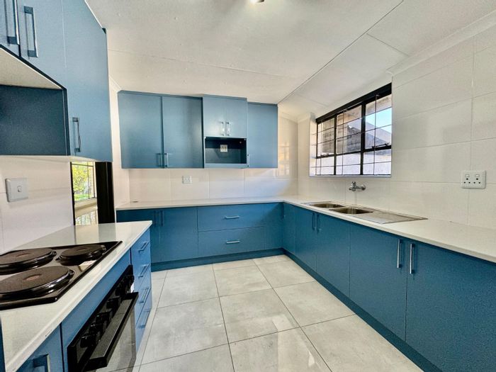 For Sale: House in Secunda Central, 4 beds, 2 baths, garage, water tank.