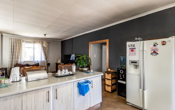 Rietfontein House For Sale: 3 Bedrooms, Flatlet, Pool, and Ample Parking.