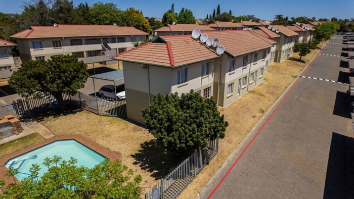 Eden Glen Townhouse For Sale: 2 beds, pool, braai area, secure complex.