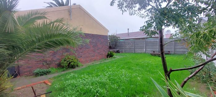 Sea Breeze House For Sale: Pet-friendly, spacious yard, open plan living, built-in braai.