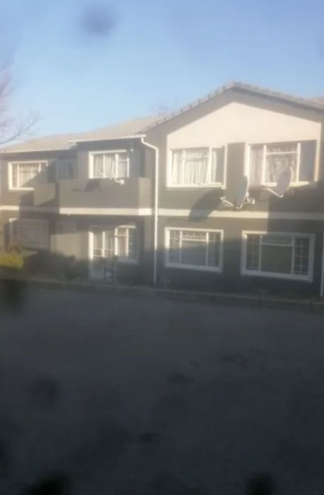 2-Bedroom Townhouse in Bramley North To Rent with private garden and parking.