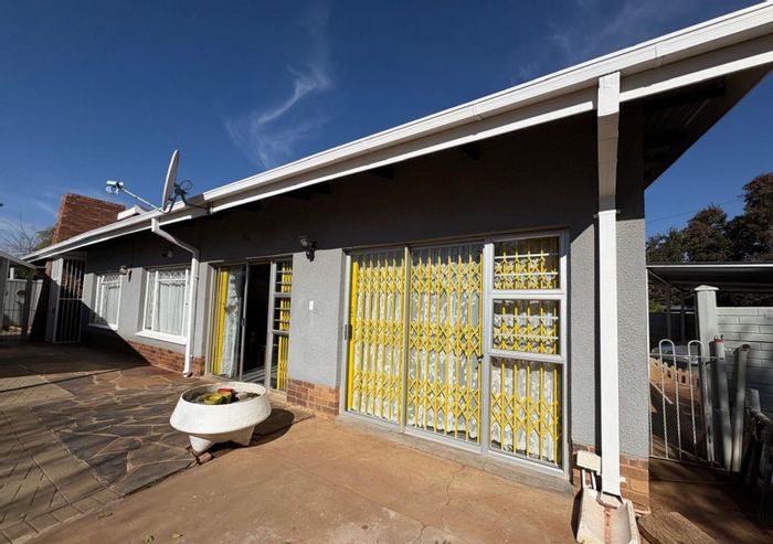 For Sale: Spacious Hadison Park house with flats, pool, and ample parking.