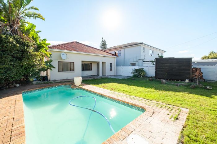Rondebosch East House For Sale: 3 beds, pool, garden, garage, close to amenities.