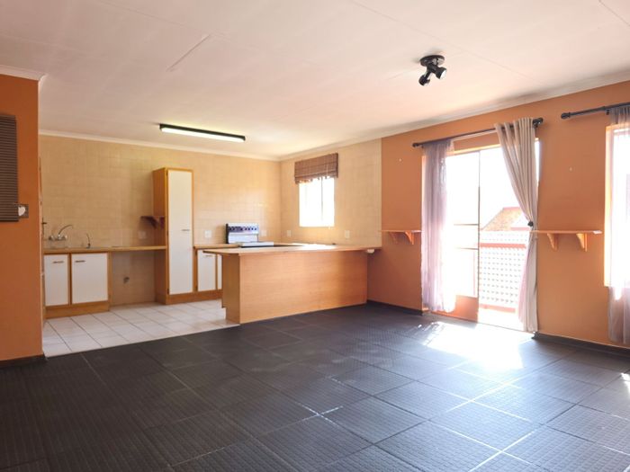 Zwartkop Apartment For Sale: 3 Bedrooms, private garden, secure complex amenities.