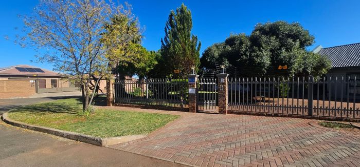 El Toro Park House For Sale: 4 beds, flatlet, pool, security, entertainment space.