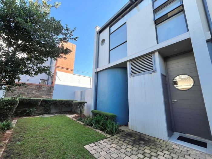 Menlo Park Apartment To Rent: 2 en-suite bedrooms, splash pool, pet-friendly yard.