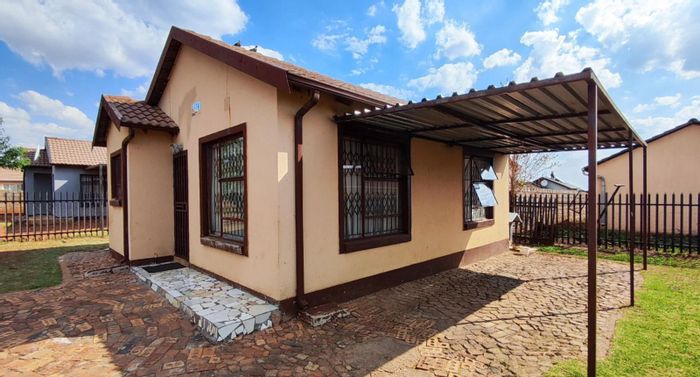 2 Bedroom House for Sale in Dawn Park with backyard and carport.