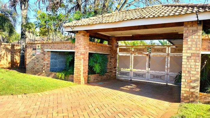 Roodekrans House For Sale: 4 Beds, Cottage, Entertainer's Yard, Ample Parking.