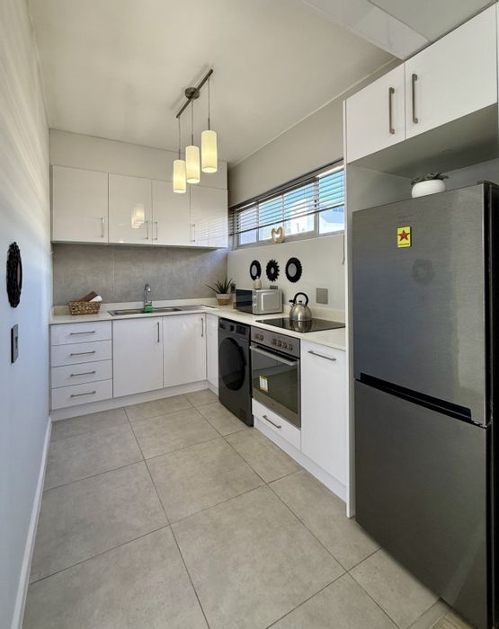 Sea Point Apartment For Sale: 1 Bed, Secure Parking, Beachfront Access.