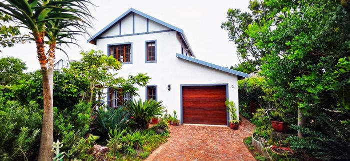 House For Sale in Sedgefield Central: Garden, greenhouse, open-plan living, security complex.