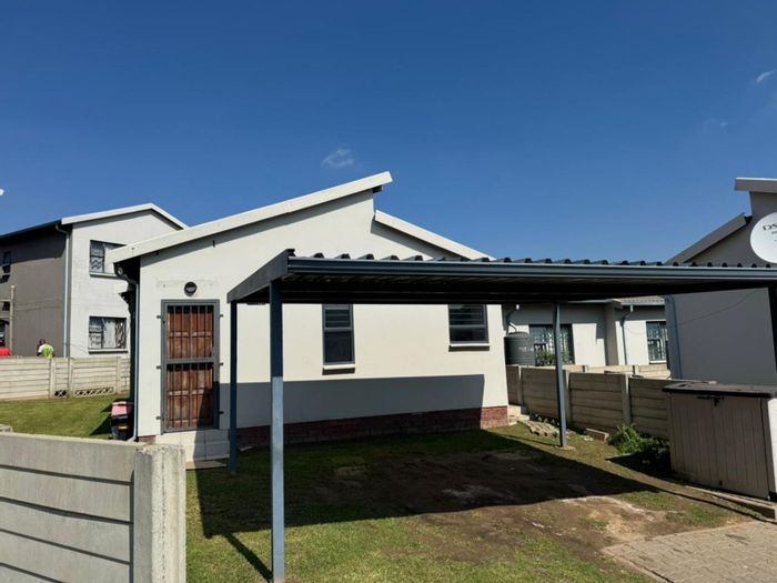 3-bedroom townhouse in Summerset for sale with private garden and 24-hour security.
