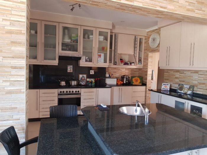 5 Bedroom House with 2 Bedroom Flatlet and Pool in Heuweloord, For Sale.