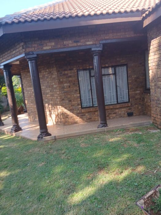 5 Bedroom House with 2 Bedroom Flatlet and Pool in Heuweloord, For Sale.