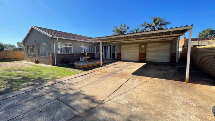 Northmead House For Sale: Dual residences, spacious layout, 3 garages, and workshop.