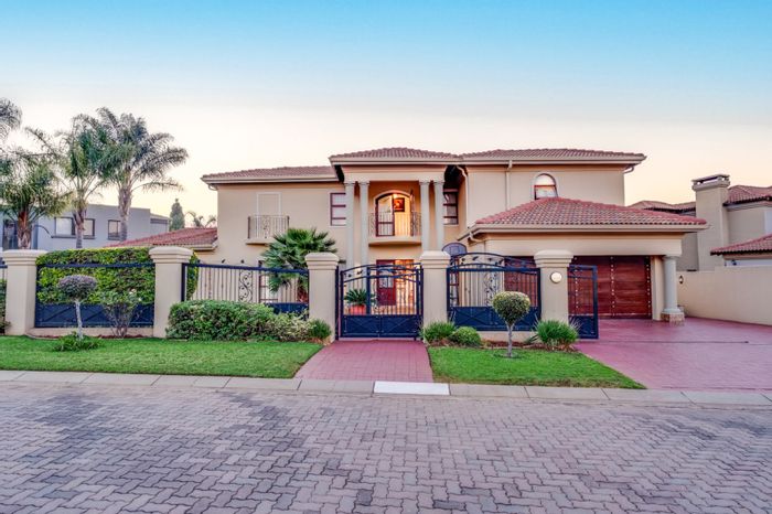 For Sale: Pinehaven House with 4 Bedrooms, Pool, Study, and Estate Amenities.