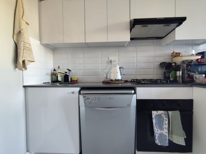 1-Bedroom Apartment To Rent in Paardevlei with gym, security, and balcony access.