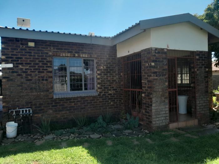 2-bedroom house in Kuruman Central to rent, features garden, scullery, and parking.