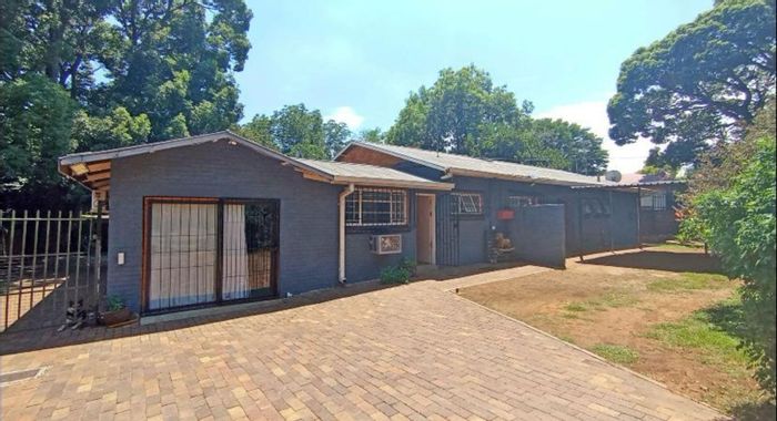 Spacious 5-bedroom house with flatlet, parking, and prime Meyerspark location for sale.